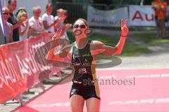 Triathlon Ingolstadt 2015 - Baggersee - Olympische Distanz, Ziel Einlauf, Emotion, Jubel, Damen Siegerin Kristin Möller