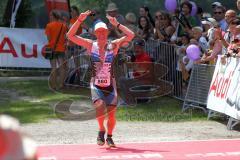 Triathlon Ingolstadt 2015 - Baggersee - Olympische Distanz, Ziel Einlauf, Emotion, Jubel Ernst Küper, Altersieger 50