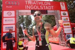 Triathlon Ingolstadt 2015 - Baggersee - Olympische Distanz, Ziel Einlauf, Emotion, Jubel, Damen Siegerin Kristin Möller bekommt ihr Medaillle