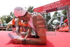 Triathlon Ingolstadt 2015 - Baggersee - Olympische Distanz, Ziel Einlauf, Emotion, Zweiter Sebastian Mahr liegt im Ziel, erschöpft