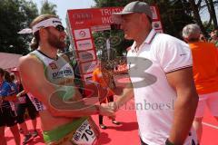 Triathlon Ingolstadt 2015 - Baggersee - Olympische Distanz, Ziel Einlauf, Emotion, Jubel, Vierter Platz Faris Al Sultan, Organisator Gerhard Budy gratuliert