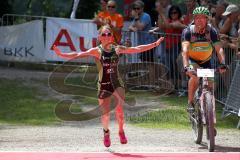 Triathlon Ingolstadt 2015 - Baggersee - Olympische Distanz, Ziel Einlauf, Emotion, Jubel, Damen Siegerin Kristin Möller