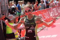 Triathlon Ingolstadt 2015 - Baggersee - Olympische Distanz, Ziel Einlauf, Emotion, Jubel, Damen Siegerin Kristin Möller