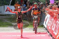 Triathlon Ingolstadt 2015 - Baggersee - Olympische Distanz, Ziel Einlauf, Emotion, Jubel, Damen Siegerin Kristin Möller