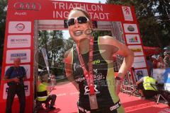 Triathlon Ingolstadt 2015 - Baggersee - Olympische Distanz, Ziel Einlauf, Emotion, Jubel, Damen Siegerin Kristin Möller bekommt ihr Medaillle