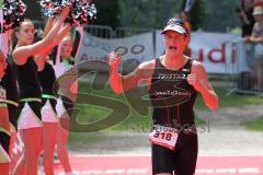 Triathlon Ingolstadt 2015 - Baggersee - Olympische Distanz, Ziel Einlauf, Emotion, Jubel, Dritter Platz Julian Sterner