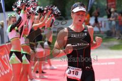 Triathlon Ingolstadt 2015 - Baggersee - Olympische Distanz, Ziel Einlauf, Emotion, Jubel, Dritter Platz Julian Sterner