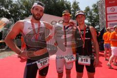 Triathlon Ingolstadt 2015 - Baggersee - Olympische Distanz, Ziel die Sieger von link, Sebastian Mahr, Per Bittner (Leipzig) und Julian Sterner