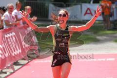 Triathlon Ingolstadt 2015 - Baggersee - Olympische Distanz, Ziel Einlauf, Emotion, Jubel, Damen Siegerin Kristin Möller