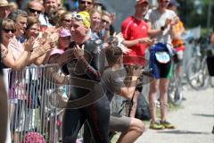 Triathlon Ingolstadt 2015 - Baggersee - Olympische Distanz, Ausstieg aus dem Wasser, die Letzte