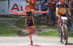 Triathlon Ingolstadt 2015 - Baggersee - Olympische Distanz, Ziel Einlauf, Emotion, Jubel, Damen Siegerin Kristin Möller