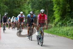 Triathlon Ingolstadt 2022 - Radfahrer nach der Wechselzone auf der Strecke - Einsetzender Regen - Foto: Jürgen Meyer