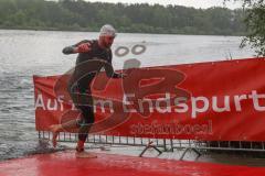 Triathlon Ingolstadt 2022 - Olympische Distanz  - Sebastian Mahr beim Ausstieg nach dem schwimmen - Foto: Jürgen Meyer