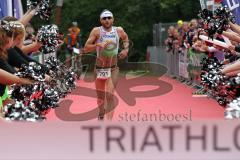 Triathlon Ingolstadt 2014 - Baggersee - Faris Al Sultan läuft klatschend ins Ziel, Sieger Olympische Distanz, Cheerleader