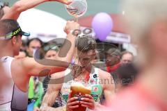 Triathlon Ingolstadt 2014 - Baggersee - Zieleinlauf Impressionen, Bierdusche für Sebastian Glockshuber