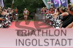 Triathlon Ingolstadt 2014 - Baggersee - Im Ziel wartet man auf den Sieger Faris Al Sultan