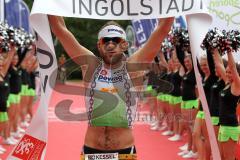 Triathlon Ingolstadt 2014 - Baggersee - Faris Al Sultan läuft klatschend ins Ziel, Sieger Olympische Distanz, Cheerleader