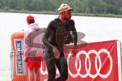 Triathlon Ingolstadt 2014 - Baggersee - Faris Al Sultan kommt als Erster aus dem Wasser und läuft in die Wechselzone