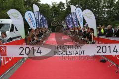 Triathlon Ingolstadt 2014 - Baggersee - Im Ziel wartet man auf den Sieger Faris Al Sultan