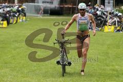 Triathlon Ingolstadt 2014 - Baggersee - Faris Al Sultan läuft als Erster zur Radstrecke mit Fahrrad