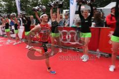 Triathlon Ingolstadt 2014 - Baggersee - Zieleinlauf Impressionen, Cheerleader