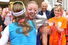 Triathlon Ingolstadt 2014 - Baggersee - Siegerin Damen Olympische Disziplin, Sonja Tajsich mit der Zweitplatzierten Ingolstädterin Maria Paulig