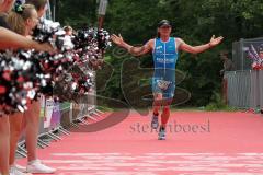 Triathlon Ingolstadt 2014 - Baggersee - Christian Bader läuft ins Ziel, Zweiter Olympische Distanz, Cheerleader