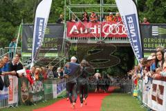 Triathlon Ingolstadt 2014 - Baggersee - Ansturm auf die Wechselzone