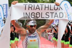 Triathlon Ingolstadt 2014 - Baggersee - Faris Al Sultan läuft klatschend ins Ziel, Sieger Olympische Distanz, Cheerleader