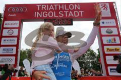 Triathlon Ingolstadt 2014 - Baggersee - Siegerin Damen Olympische Disziplin, Sonja Tajsich mit Tochter