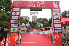 Triathlon Ingolstadt 2014 - Baggersee - Im Ziel wartet man auf den Sieger Faris Al Sultan