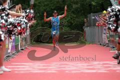 Triathlon Ingolstadt 2014 - Baggersee - Christian Bader läuft ins Ziel, Zweiter Olympische Distanz, Cheerleader