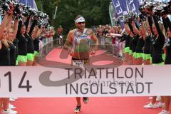 Triathlon Ingolstadt 2014 - Baggersee - Faris Al Sultan läuft klatschend ins Ziel, Sieger Olympische Distanz, Cheerleader