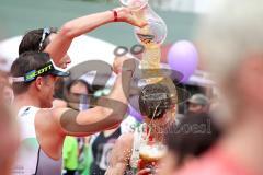 Triathlon Ingolstadt 2014 - Baggersee - Zieleinlauf Impressionen, Bierdusche für Sebastian Glockshuber