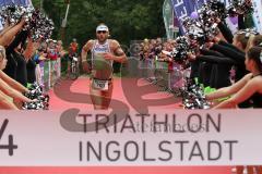 Triathlon Ingolstadt 2014 - Baggersee - Faris Al Sultan läuft klatschend ins Ziel, Sieger Olympische Distanz, Cheerleader