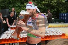 Triathlon Ingolstadt 2014 - Baggersee - Sieger Faris Al Sultan mit dem 3 Liter Weizenbier