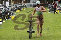 Triathlon Ingolstadt 2014 - Baggersee - Faris Al Sultan läuft als Erster zur Radstrecke mit Fahrrad