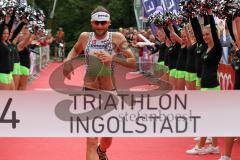 Triathlon Ingolstadt 2014 - Baggersee - Faris Al Sultan läuft klatschend ins Ziel, Sieger Olympische Distanz, Cheerleader