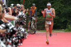 Triathlon Ingolstadt 2014 - Baggersee - Faris Al Sultan läuft klatschend ins Ziel, Sieger Olympische Distanz, Cheerleader