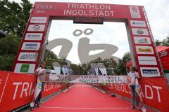 Triathlon Ingolstadt 2014 - Baggersee - Im Ziel wartet man auf den Sieger Faris Al Sultan