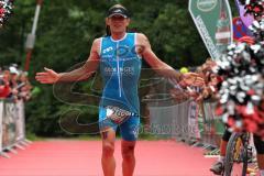 Triathlon Ingolstadt 2014 - Baggersee - Christian Bader läuft ins Ziel, Zweiter Olympische Distanz, Cheerleader