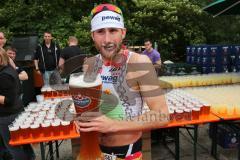 Triathlon Ingolstadt 2014 - Baggersee - Sieger Faris Al Sultan mit dem 3 Liter Weizenbier