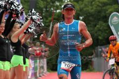 Triathlon Ingolstadt 2014 - Baggersee - Christian Bader läuft ins Ziel, Zweiter Olympische Distanz, Cheerleader