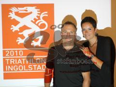 Pressekonferenz im Lifepark Max - Triathlon Ingolstadt 2010 - Initiator Gerhard Budy und Janine Pietsch präsentieren das Logo der Veranstaltung