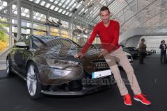 Kai Pflaume holt seinen Audi RS6 im Kundencenter ab. Schlüsselübergabe mit Stephan Öri (Leiter Audi Forum)