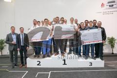 Audi Autonomous Driving Cup 2016 - Finale - Alle Sieger auf dem Podest mit den Siegerschecks, autonomes Fahren mit Modellautos