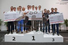 Audi Autonomous Driving Cup 2016 - Finale - Alle Sieger auf dem Podest mit den Siegerschecks, autonomes Fahren mit Modellautos