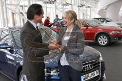 Magdalena Neuner wird neue Audi Markenbotschafterin - Fahrzeugübergabe in Ingolstadt mit Clemens Lee (Audi AG)