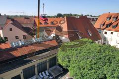 Die neue A-Klasse wird über die Dächer von der Griesmühlstrasse in den Garten des Poppenbräu gehoben