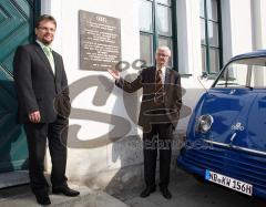 Audi Enthüllung Bronzetafel - Vor 60 Jahren wurde die Auto Union GmbH in Ingolstadt gegründet. Links Peter Mosch Gesamtbetriebsratsvorsitzender und recht Personlavorstand Dr. Werner Widuckel